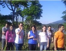 Alunos de Biologia da FESB em uma trilha para observação do canal de ligação entre as represas Jaguari e Jacareí. 